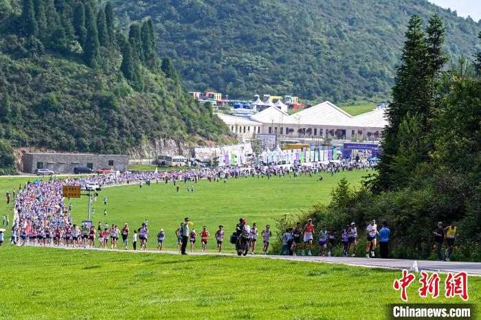 千余中外选手齐聚重庆酉阳菖蒲盖，畅跑生态半