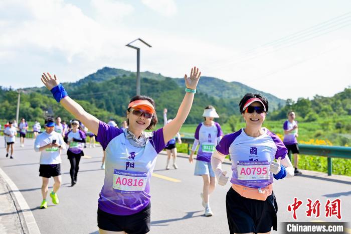 千余中外选手齐聚重庆酉阳菖蒲盖，畅跑生态半