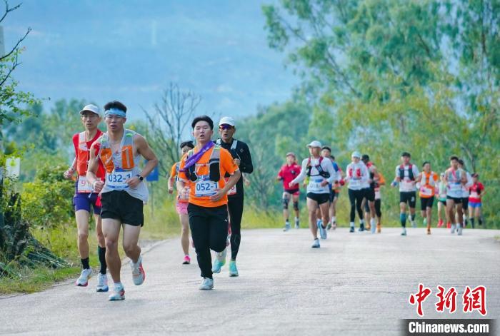 因九湖相聚，为热爱驰骋：500名跑友奔跑程海，