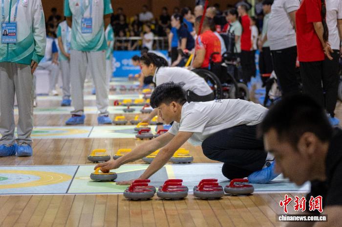 全国残特奥会旱地冰壶赛首日开赛 26支队伍激烈