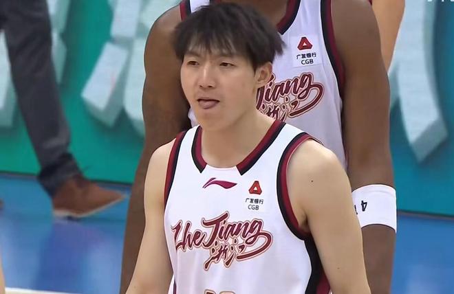 浙江男篮加时险胜青岛男篮 程帅澎砍24分助队逆