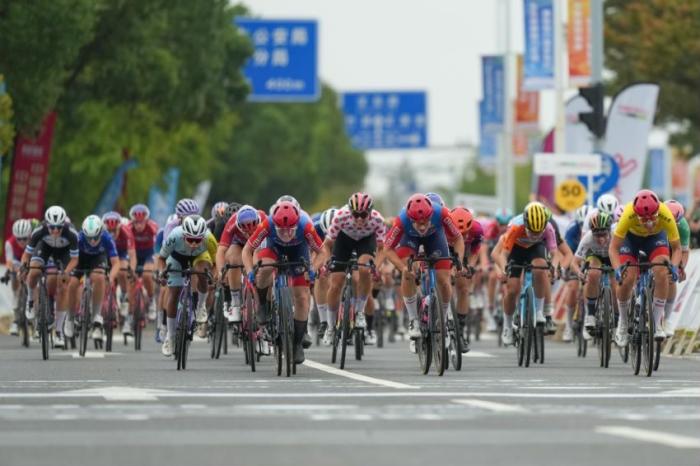 环崇明岛女子世巡赛第二赛段上演激烈角逐 米琳