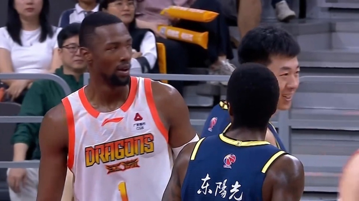 张皓嘉爆发砍10+8+2封盖 广东男篮力克江苏迎两连