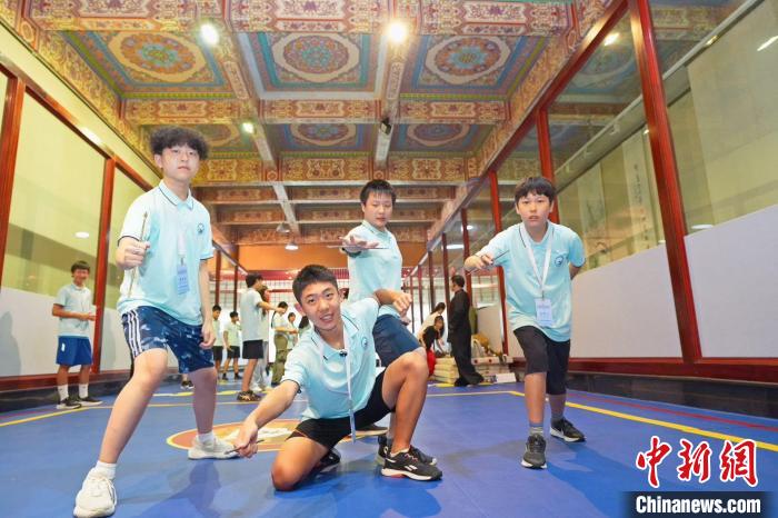 美国华裔青少年遇见峨眉武术 以武会友快意十足