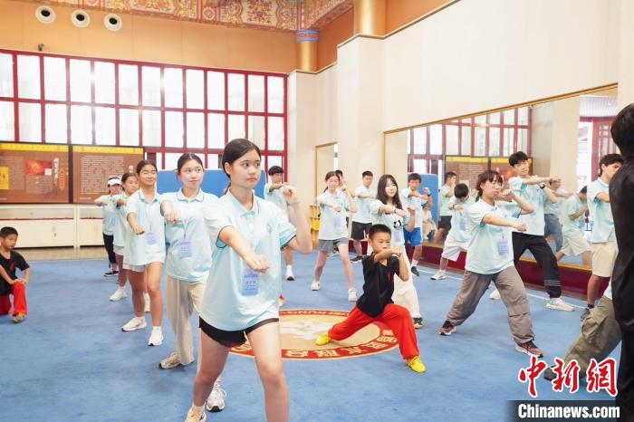 美国华裔青少年遇见峨眉武术 以武会友快意十足