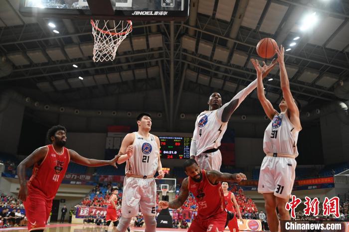 香港金牛队力克安徽文一队 首夺NBL总冠军