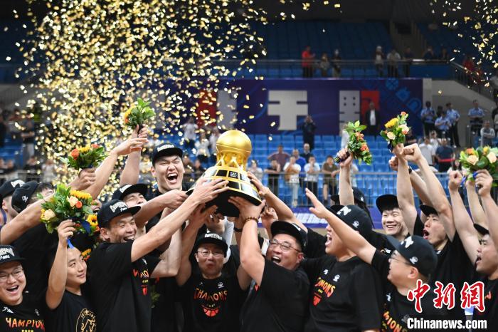 香港金牛队力克安徽文一队 首夺NBL总冠军